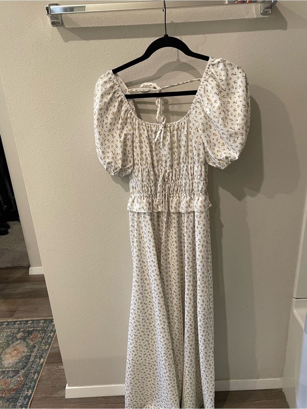Backless White Floral Puff-Sleeve Maxi Dress